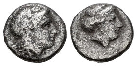Lesbos. Mytilene. Dióbolo. 400-350 a.C. (Gc-4262). (Sng Cop-367). Anv.: Cabeza de Apolo a derecha. Rev.: Cabeza femenina a derecha. Ag. 1,27 g. BC. Es...
