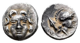 Pisidia. Selge. Óbolo. 300-190 a.C. (Cop-254). (Sbg-5479). Anv.: Gorgona. Rev.: Atenea con casco a derecha, detrás punta de lanza. Ag. 0,71 g. MBC+. E...