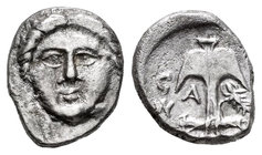 Tracia. Apolonia Pontika. Dióbolo. 400-350 a.C. (Gc-1657). Anv.: Cabeza de Apolonia de frente. Rev.: Ancla entre A y cangrejo. Ag. 1,22 g. MBC+. Est.....