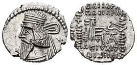 Imperio Parto. Vologases III. Dracma. 105-147 d.C. (Gic-5831). Anv.: Busto diademado a izquierda. Rev.: Arquero entronizado a derecha, alrededor leyen...