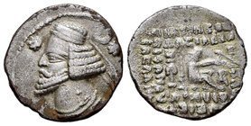 Imperio Parto. Orodes II. Dracma. 57-38 a.C. (Seaby-7445). Anv.: Busto diademado a izquierda con estrella delante y estrella y creciente detrás. Rev.:...