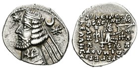 Imperio Parto. Orodes II. Dracma. 57-38 a.C. Partia. (Gc-7445). Anv.: Cabeza barbada y diademada con tiara a izquierda, delante estrella, detrás estre...