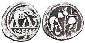 Julio César. Denario forrado. 54-51 a.C. Galia. (Ffc-50). (Craw-443/1). (Cal-640). Anv.: Elefante a derecha, delante una serpiente, debajo CAESAR. Rev...