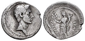 Augusto. Denario. 32-29 a.C. Italia. (Ffc-51). (Ric-252). (Ch-69). Anv.: Cabeza desnuda de Augusto a derecha. Rev.: CAESAR DIVI F. Paz en pie con rama...