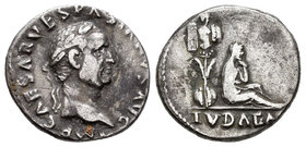 Vespasiano. Denario. 69-70 d.C. Roma. (Spink-2296). (Ric-15). Rev.: IVDAEA. Judea sentada a izquierda, detrás trofeo. Ag. 3,31 g. MBC. Est...150,00.