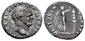 Vespasiano. Denario. 72 d.C. Roma. (Spink-2317). (Ric-52). Rev.: VICTORIA AVGVSTI. Victoria avanzando a derecha colocando corona en estandarte. Ag. 3,...