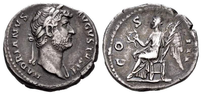 Adriano. Denario. 127 d.C. Roma. (Spink-3480). (Ric-182). Rev.: COS III. Victori...