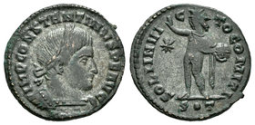 Constantino I. Follis. 313 d.C. Roma. (Spink-16094). (Ric-376-7). Rev.: SOLI INVICTO COMITI S-T. Sol en pie a izquierda con globo, en el campo estrell...
