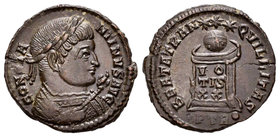 Constantino I. Centenional. 322 d.C. Trier. (Spink-16176). (Ric-341). Rev.: BEATA TRANQVILLITAS. Inscripción en altar VO / TIS / XX, encima globo, en ...