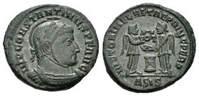 Constantino I. Centenional. 319 d.C. Siscia. (Spink-16304). (Ric-73-4). Rev.: VICTORIAE LAETAE PRINC PERP. En exergo SIS. Dos victorias sosteniendo un...