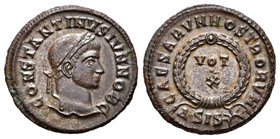 Constantino II. Centenional. 321-4 d.C. Siscia. (Spink-17194). (Ric-182). Rev.: CAESARVM NOSTRORVM, alrededor de corona con VOT X. Ae. 3,02 g. EBC/EBC...