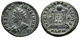 Constantino II. Follis. 322-323 d.C. Londres. (Ric-255). Rev.: Altar con inscripción VOTIS XX en tres líneas, sobre este cuatro estrellas, a ambos lad...