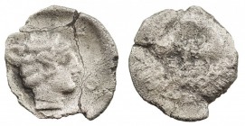 MONEDAS ANTIGUAS. MACEDONIA. MACEDONIA. Neapolis. Hemidracma. AR. 411-348 a.C. A/Cabeza de Gorgona de frente. R/Cabeza de Artemisa a der. 1,36 g. 15,0...