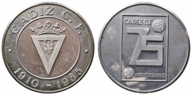 MEDALLAS. AR-40. Cádiz C.F. 75 aniversario 1910-1985. 25,17 g. En estuche original. Mantiene bonita tonalidad oscura. Muy escasa. SC.