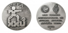MEDALLAS. AR-50. UEFA / RFEF. XXV Torneo Fútbol Juvenil 1972. 61,50 g. Plata de 915 mil. En estuche original. Grabador Vallmitjana (marca en el canto)...
