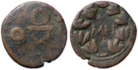 GRECHE - BOSFORO - Sauromates I (93-123) - AE 26 - Trono sormontato da corona, a s. scudo e lancia, a d. scettro desinante a testa umana /R Corona con...