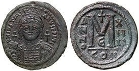 BIZANTINE - Giustiniano I (527-565) - Follis - Busto elmato e corazzato di fronte con globo crucigero /R Lettera M sormontata da croce accostata da AN...