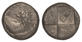 Hemidracma. 480-350 a.C. CHERRONESOS. TRACIA. Anv.: Prótomo de león a derecha con la cabeza vuelta atrás. Rev.: Cuadrado en cruz, en una de sus partes...