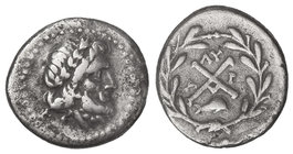 Trióbolo. 274-146 a.C. LIGA AQUEA. Anv.: Cabeza laureada de Zeus Amarios a derecha. Rev.: Monograma AX, a los lados letras y símbolos. 2,33 grs. AR. C...