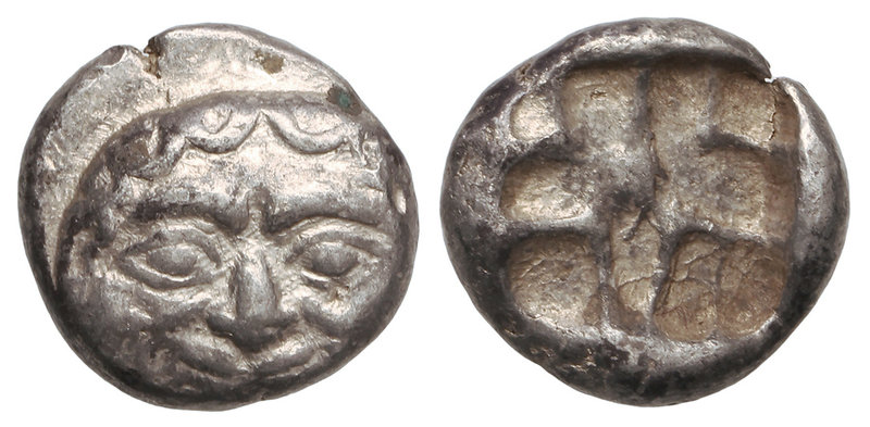 Dracma. 500-475 a.C. MISIA. PARION. Anv.: Gorgona de frente. Rev.: Cuadro incuso...