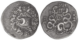 Cistóforo. 133-67 a.C. PÉRGAMO. MISIA. Anv.: Cista mística con una serpiente rodeada de corona de yedra. Rev.: Arco entre serpientes rodeado de corona...