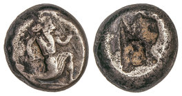 Siglo. 375-330 a.C. AQUEMENIDAS. ARTAXERXES II / DARIUS III. Anv.: Rey persa arrodillado a derecha, sosteniendo daga y arco. Rev.: Incuso. 5,29 grs. A...