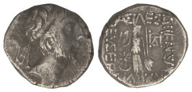 Dracma. 52-42 a.C. ARIOBARZANES III. REYES DE CAPADOCIA. Anv.: Cabeza diademada a derecha. Rev.: Atenea en pie con Nike a izquierda con lanza y escudo...