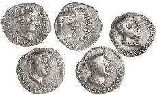 Lote 5 monedas Dracma. Siglo I d.C. KSHAHARATAS. NAHAPANA. INDO-ESCITAS DEL PAQUISTÁN. Anv.: Cabeza masculina a derecha, alrededor leyenda. Rev.: Dos ...