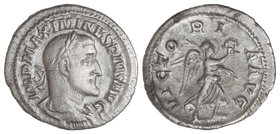 Empire. Denario. Acuñada el 235-236 d.C. MAXIMINO I. Anv.: IMP. MAXIMINVS PIVS AVG. Busto laureado a derecha. Rev.: VICTORIA AVG. Victoria a derecha. ...