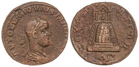 Empire. AE 30. Acuñada el 247-249 d.C. FILIPO II. ZEUGMA. COMAGENE. Anv.: Busto laureado a derecha, alrededor leyenda. Rev.: Templo tetrástilo encima ...