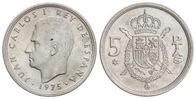 Juan Carlos I. 5 Pesetas. 1975 (*79). 7,50 grs. AR. ERROR: Acuñación en cospel de plata. JBM-38.3.2b. SC.