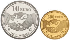 Juan Carlos I. Serie 2 monedas 10 y 200 Euros. 2005. PAZ Y LIBERTAD. AR y AU. 200 Euros tirada: 4.000 piezas. (Leves rayitas). En estuche original, co...