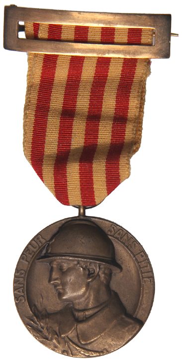 Voluntaris Catalans. 1914-1918. Br. Ø 32 mm. Con anilla, cinta y prendedor origi...