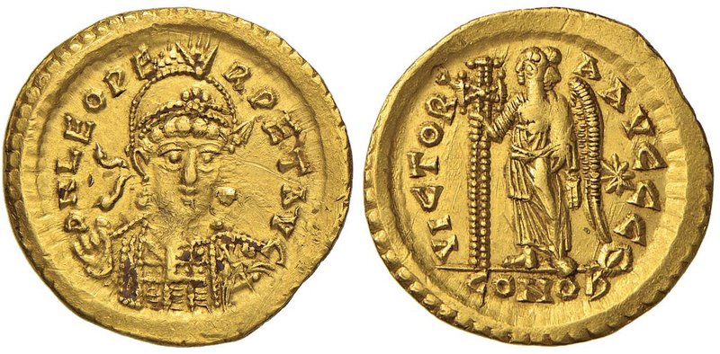 Leone I (457-474) Solido (Costantinopoli) Busto elmato di fronte - R/ La Vittori...