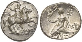 Apulia, Tarentum, Nomos, ca. 240-228 BC
AR (g 6,76; mm 20; h 3)
Horseman galloping r.; on l, EK monogram; below, KAΛΛIKPA / THΣ, Rv. TAPAΣ, dolphin ...