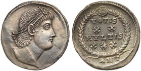 Constantius II (337-361), Siliqua, Antiochia, AD 337-347
AR (g 2,96; mm 20; h 12)
Pearl-diademed head r., Rv. VOTIS / XX / MVLTIS / XXX, within laur...