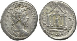 Marcus Aurelius, Tridrachm, Cappadocia: Caesarea, AD 175
AR (g 10,24; mm 25; h 7)
Tetrastyle temple of Roma. RPC online 7052.1 (dieses Exemplar); Me...