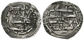 Emirato. Abderrahman II. Dirhem. 219 H. Al Andalus. (Vives-153 variante). Ag. 2,23 g. Rara pieza con dos marcas, roel entre la 1ª y 2ª línea del anver...
