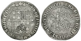 Fernando e Isabel (1474-1504). 1 real. Sevilla. (Cal-368). Ag. 2,96 g. Escudo flanqueado por estrellas acotadas por roeles. MBC. Est...80,00.