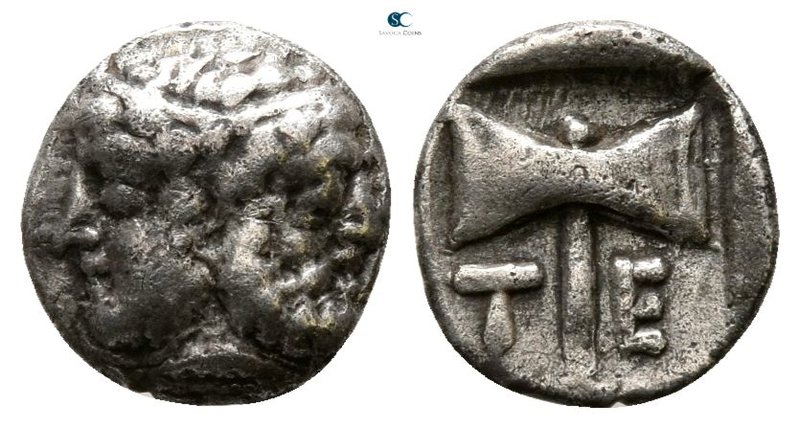 Islands off Troas. Tenedos 450-387 BC. Obol AR

8mm., 0,50g.

Janiform head,...