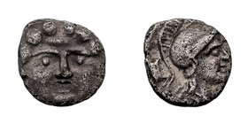 Pisidia. Óbolo. AR. Selge. (350-300 a.C.). A/Cabeza de Gorgona de frente. R/Atenea con casco a der. 0.88g. Cy.2932. Escasa. MBC.