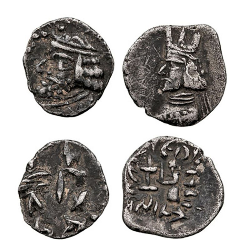Imperio Persa. Óbolo. (Siglo I a.C- I d.C). Lote de 2 monedas. AR-10 (0,47 g.) y...