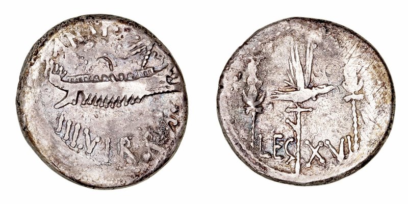 Marco Antonio. Denario. AR. (32-31 a.C.). R/Águila legionaria entre dos insignia...