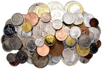 Lote de 64 monedas mundiales, países representados Alemania, Suiza e Islas Caimán entre otros. A EXAMINAR. EBC/SC. Est...70,00.