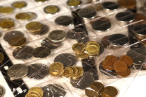 Lote de 460 monedas mundiales diferentes del s. XX, con países representados como Países Bajos, Gran Bretaña, Portugal, entre otros. A EXAMINAR. MBC+/...