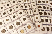 Gran lote con 900 monedas mundiales diferentes del s. XX, con países representados como Países Bajos, Gran Bretaña, Portugal, Yugoslavia, entre otros....