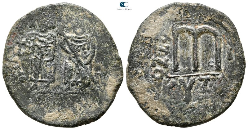 Phocas, with Leontia AD 602-610. Cyzicus
Follis Æ

34 mm., 13,18 g.



ve...
