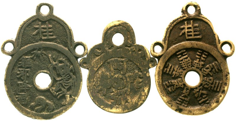 China
Amulette
3 versch. Bronzegussamulette, rund mit angegossenen Henkelaufsä...