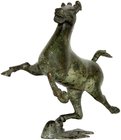 China
Varia
Wieherndes Bronzepferd auf schwalbenförmigem Fuß. Höhe 27 cm. Eine verkleinerte Replik der 1969 bei Wuwei entdeckten Skulptur aus der Ha...