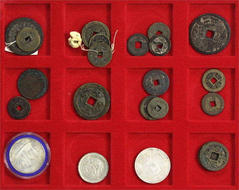 China
Lots bis 1949
Schuber mit 22 Münzen und Amuletten. U.a. Wen Zong 20 Cash...